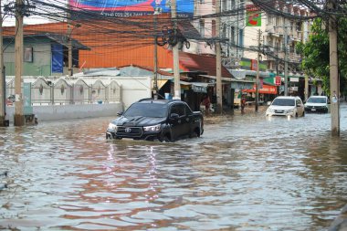 Nakhonratchasima, Tayland - 20 Ekim 2021: Toplu doğal afetler ve yıkım. Şehir sel ve sağanak yağmurdan sonra sular altında kaldı.