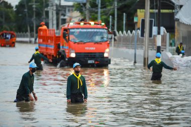 Nakhonratchasima, Tayland - 20 Ekim 2021: Toplu doğal afetler ve yıkım. Şehir sel ve sağanak yağmurdan sonra sular altında kaldı.