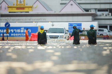 Nakhonratchasima, Tayland - 20 Ekim 2021: Toplu doğal afetler ve yıkım. Şehir sel ve sağanak yağmurdan sonra sular altında kaldı.