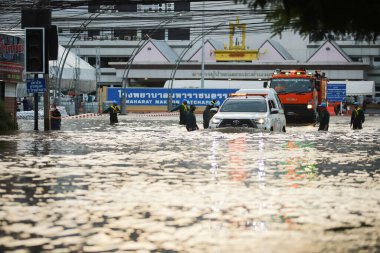Nakhonratchasima, Tayland - 20 Ekim 2021: Toplu doğal afetler ve yıkım. Şehir sel ve sağanak yağmurdan sonra sular altında kaldı.