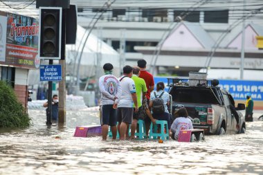 Nakhonratchasima, Tayland - 20 Ekim 2021: Toplu doğal afetler ve yıkım. Şehir sel ve sağanak yağmurdan sonra sular altında kaldı.