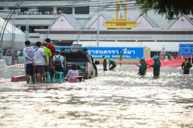Nakhonratchasima, Tayland - 20 Ekim 2021: Toplu doğal afetler ve yıkım. Şehir sel ve sağanak yağmurdan sonra sular altında kaldı.