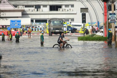 Nakhonratchasima, Tayland - 21 Ekim 2021: Toplu doğal afetler ve yıkım. Şehir sel ve sağanak yağmurdan sonra sular altında kaldı.