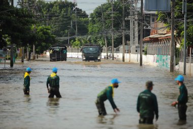 Nakhonratchasima, Tayland - 21 Ekim 2021: Toplu doğal afetler ve yıkım. Şehir sel ve sağanak yağmurdan sonra sular altında kaldı.