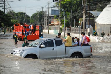 Nakhonratchasima, Tayland - 21 Ekim 2021: Toplu doğal afetler ve yıkım. Şehir sel ve sağanak yağmurdan sonra sular altında kaldı.