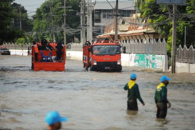 Nakhonratchasima, Tayland - 21 Ekim 2021: Toplu doğal afetler ve yıkım. Şehir sel ve sağanak yağmurdan sonra sular altında kaldı.