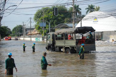 Nakhonratchasima, Tayland - 21 Ekim 2021: Toplu doğal afetler ve yıkım. Şehir sel ve sağanak yağmurdan sonra sular altında kaldı.