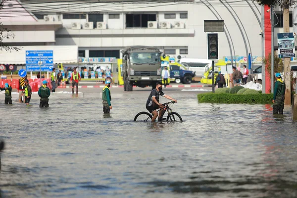 Nakhonratchasima, Tayland - 21 Ekim 2021: Toplu doğal afetler ve yıkım. Şehir sel ve sağanak yağmurdan sonra sular altında kaldı.