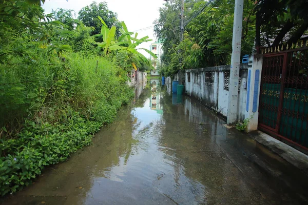 Nakhonratchasima, Tayland - 21 Ekim 2021: Toplu doğal afetler ve yıkım. Şehir sel ve sağanak yağmurdan sonra sular altında kaldı.