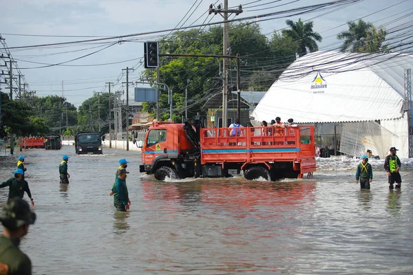 Nakhonratchasima, Tayland - 21 Ekim 2021: Toplu doğal afetler ve yıkım. Şehir sel ve sağanak yağmurdan sonra sular altında kaldı.