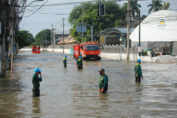 Nakhonratchasima, Tayland - 21 Ekim 2021: Toplu doğal afetler ve yıkım. Şehir sel ve sağanak yağmurdan sonra sular altında kaldı.