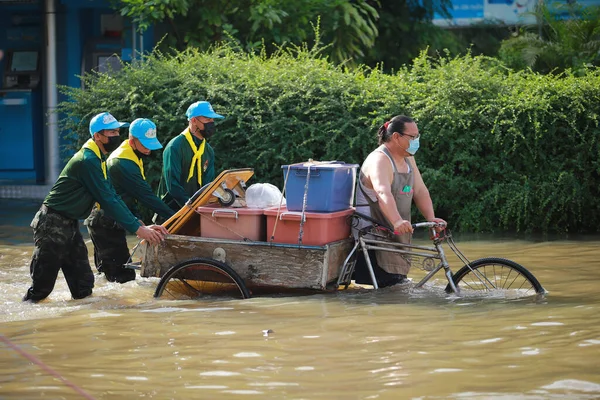 Nakhonratchasima, Tayland - 21 Ekim 2021: Toplu doğal afetler ve yıkım. Şehir sel ve sağanak yağmurdan sonra sular altında kaldı.