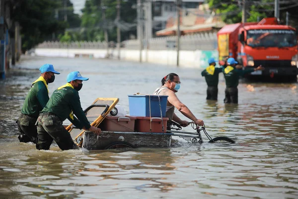 Nakhonratchasima, Tayland - 21 Ekim 2021: Toplu doğal afetler ve yıkım. Şehir sel ve sağanak yağmurdan sonra sular altında kaldı.
