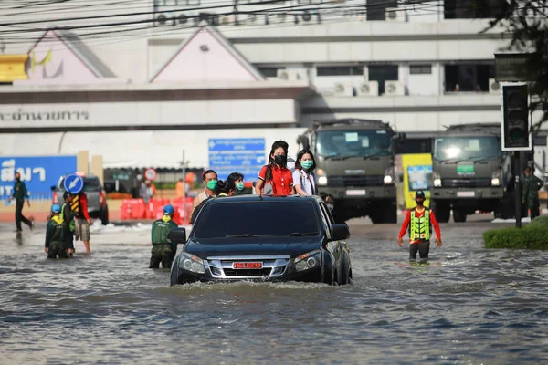 Nakhonratchasima, Tayland - 21 Ekim 2021: Toplu doğal afetler ve yıkım. Şehir sel ve sağanak yağmurdan sonra sular altında kaldı.