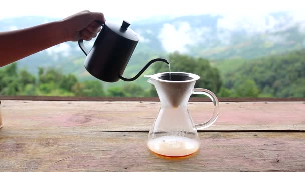 Glas Kopp Med Dropp Kaffe Från Vattenkokare Träbord Naturen Bakgrund — Stockvideo