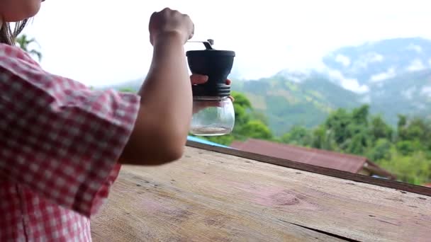 Copo Vidro Com Café Gotejamento Chaleira Mesa Madeira Fundo Natureza — Vídeo de Stock