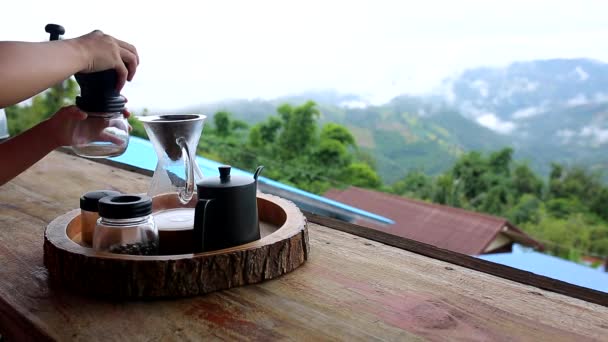 Tazza Vetro Con Caffè Gocciolante Dal Bollitore Sul Tavolo Legno — Video Stock