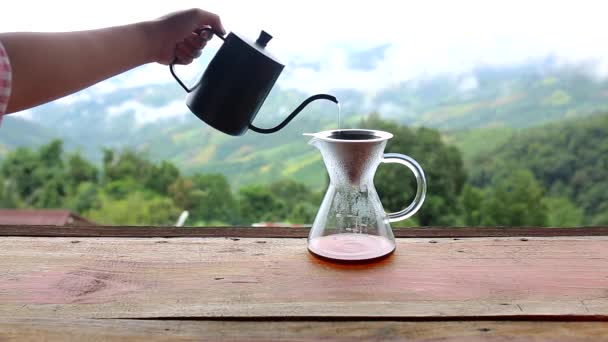 Coupe Verre Avec Café Goutte Goutte Bouilloire Sur Une Table — Video