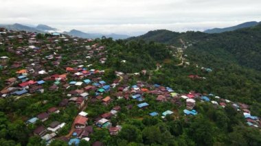 Tepeden gökyüzü manzarası ve güzel doğa üzerine köy halkı..