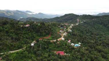 Tepeden gökyüzü manzarası ve güzel doğa üzerine köy halkı..