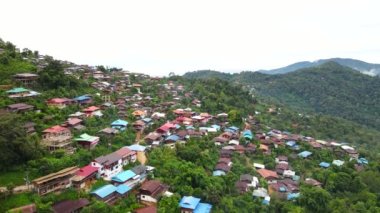 Tepeden gökyüzü manzarası ve güzel doğa üzerine köy halkı..