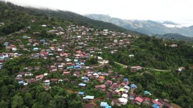 Tepeden gökyüzü manzarası ve güzel doğa üzerine köy halkı..