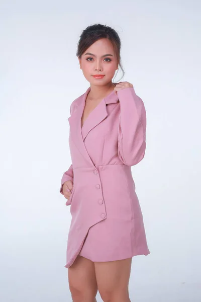 Mladý Obchod Okouzlující Sebevědomá Žena Růžovém Obleku Studio Bílé Pozadí — Stock fotografie