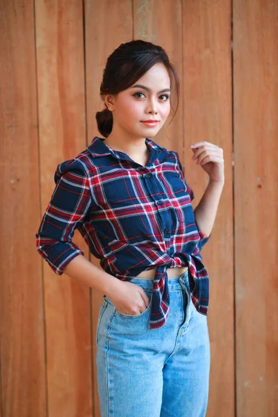 Retrato Vaqueira Bela Jovem Ásia Mulher Jardineiro Vermelho Xadrez Camisa — Fotografia de Stock