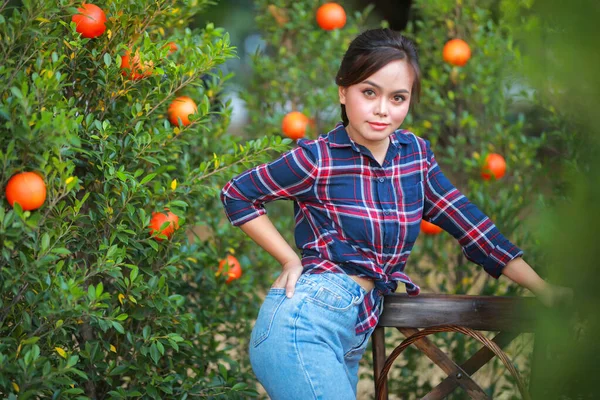 Jovem Mulher Asiática Jardineiro Camisa Xadrez Vermelho Sorrindo Mulher Jardineiro — Fotografia de Stock