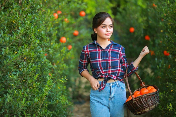 Joven Mujer Asiática Jardinero Camisa Cuadros Rojo Sonriente Mujer Jardinero — Foto de Stock