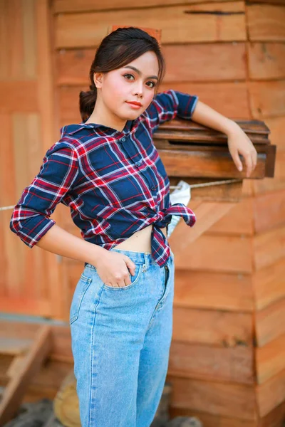 Porträtt Cowgirl Vacker Ung Asiatisk Kvinna Trädgårdsmästare Röd Rutig Skjorta — Stockfoto