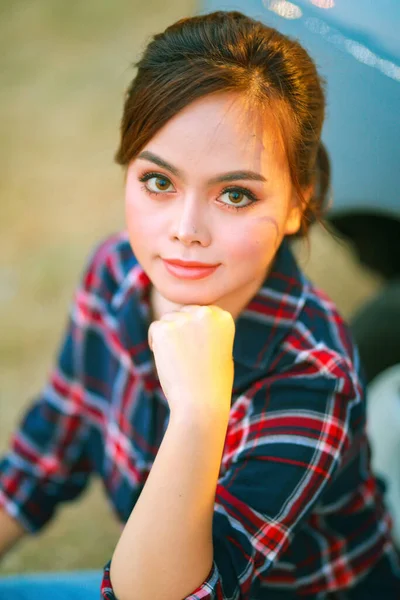 Retrato Vaquera Hermosa Joven Asiático Mujer Jardinero Rojo Cuadros Camisa — Foto de Stock