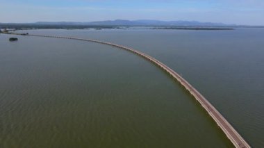 Pasak Chonlasit Barajı, Saraburi, Tayland 'dan geçen demiryolu manzarası çok güzel. Mavi gökyüzü güneşli ve körfezin suları sakin..