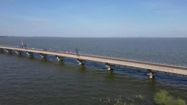 Pasak Chonlasit Barajı, Saraburi, Tayland 'dan geçen demiryolu manzarası çok güzel. Mavi gökyüzü güneşli ve körfezin suları sakin..