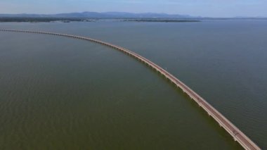 Pasak Chonlasit Barajı, Saraburi, Tayland 'dan geçen demiryolu manzarası çok güzel. Mavi gökyüzü güneşli ve körfezin suları sakin..