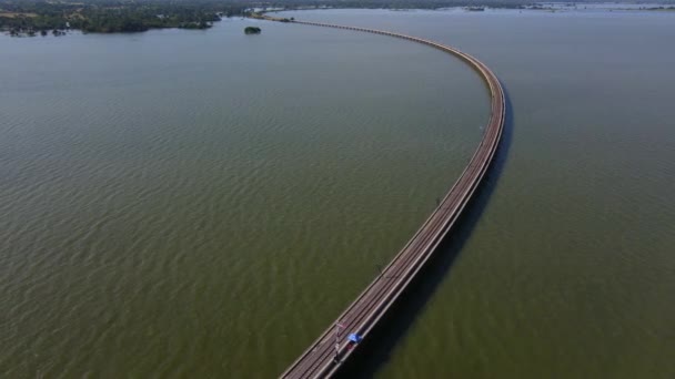 Schöne Luftaufnahme Des Bahnübergangs Pasak Chonlasit Dam Saraburi Thailand Ist — Stockvideo