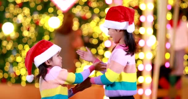 Nový Rok Očekávání Dvě Roztomilé Holčičky Nošení Červený Vánoční Klobouk — Stock video