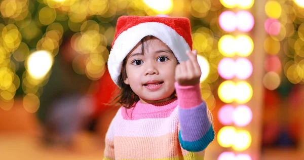 새해가 크리스마스 모자를 아름다운 셔츠를 크리스마스 배경에 케등을 귀여운 — 스톡 사진
