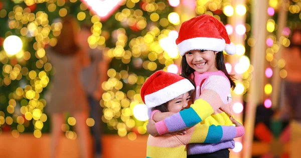 새해가 크리스마스 모자를 아름다운 색깔의 셔츠를 크리스마스 배경에 조명을 귀여운 — 스톡 사진