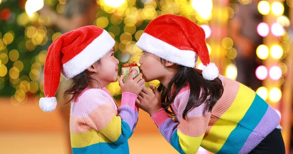 새해가 크리스마스 모자를 아름다운 색깔의 셔츠를 크리스마스 배경에 조명을 귀여운 — 스톡 사진