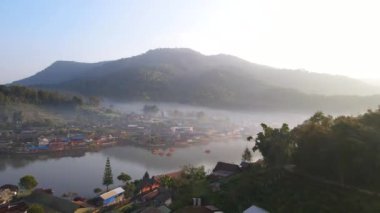 Ban Rak Thai köyünün güzel manzarası Çin oteli kışın Tayland 'ın Mae Hong Son kentindeki ünlü turistik merkezdir.