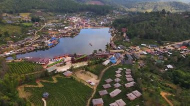 Ban Rak Thai köyünün güzel manzarası Çin oteli kışın Tayland 'ın Mae Hong Son kentindeki ünlü turistik merkezdir.