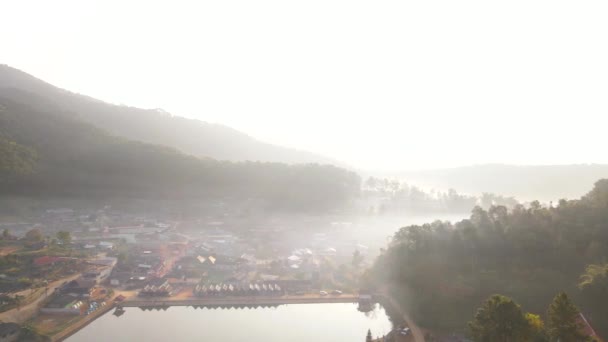 타이에 마을의치네 호텔의 아름다운 풍경을 공중에서 겨울철에 태국의 홍송에서 관광객들의 — 비디오