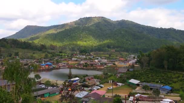 Pemandangan Indah Udara Dari Resor Hotel Cina Desa Ban Rak — Stok Video