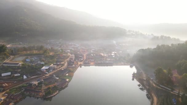 Vista Aérea Hermosos Paisajes Ban Rak Tailandés Pueblo Chino Hotel — Vídeo de stock