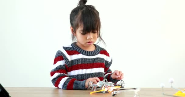Dziewczynka Azjatka Budująca Zrobotyzowany Samochód Lekcji Fizyki Domu Zwiększa Rozwój — Wideo stockowe