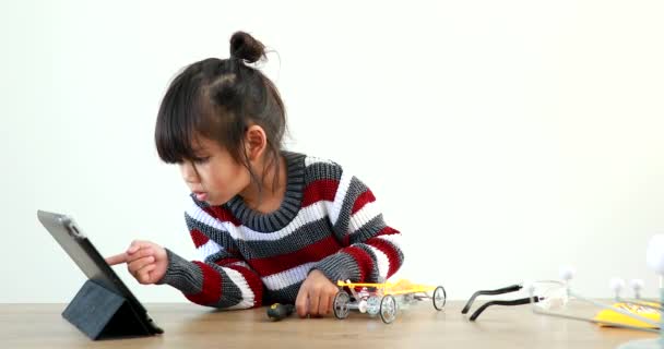 Little Girl Asian Building Robotic Car Science Lesson House Which – stockvideo