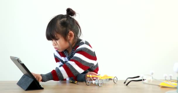 Den Lilla Flickan Asiatiska Byggnad Robotbil Naturvetenskap Lektion Huset Vilket — Stockvideo
