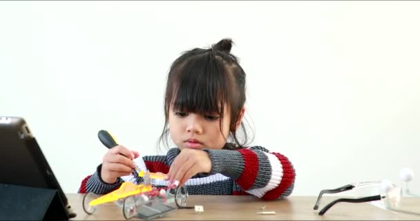 Little Girl Asian Building Robotic Car Science Lesson House Which – stockvideo
