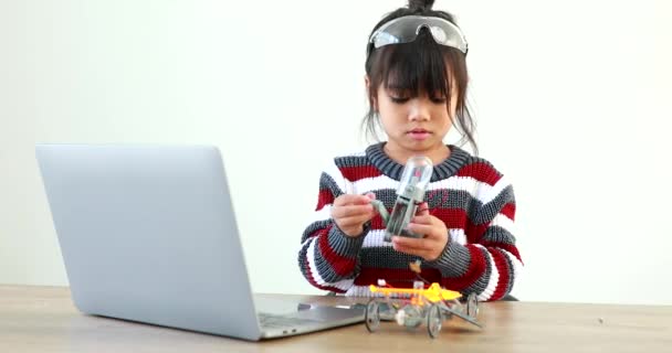 Niña Asiática Construyendo Coche Robótico Clase Ciencias Casa Que Aumenta — Vídeo de stock